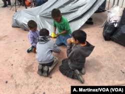 Niños migrantes juegan en una plaza pública del lado mexicano de la frontera con EE.UU. [A. Martínez/VOA].