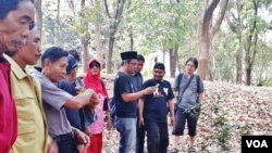 KontraS dan para aktivis HAM Jawa Timur mengunjungi lokasi yang diduga merupakan kuburan massal pembantaian tahun 1965 di Jawa Timur. (VOA/Petrus Riski).