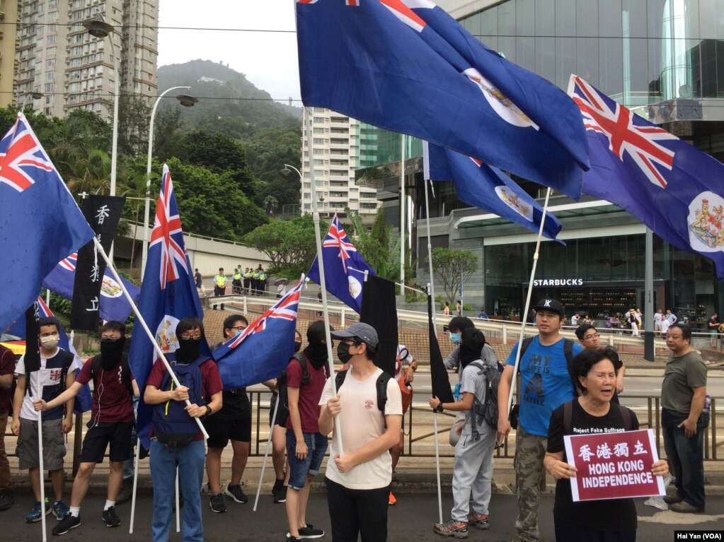 数以万计港人七一大游行捍卫一国两制(美国之音海彦拍摄)