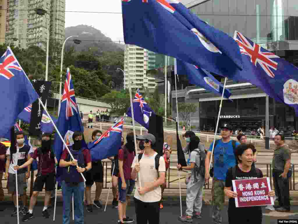 数以万计港人七一大游行捍卫一国两制（美国之音海彦拍摄）