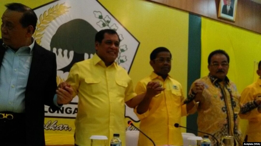 Ketua Harian DPP Partai Golkar Nurdin Halid dan Sekretaris Jenderal Partai Golkar Idrus Marham dalam Rapat Pleno Partai Golkar di kantor DPP Golkar Jakarta, Selasa, 21 November 2017. (Foto:VOA/ Andylala)