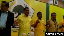 Ketua Harian DPP Partai Golkar Nurdin Halid dan Sekretaris Jenderal Partai Golkar Idrus Marham dalam Rapat Pleno Partai Golkar di kantor DPP Golkar Jakarta, Selasa, 21 November 2017. (Foto:VOA/ Andylala)