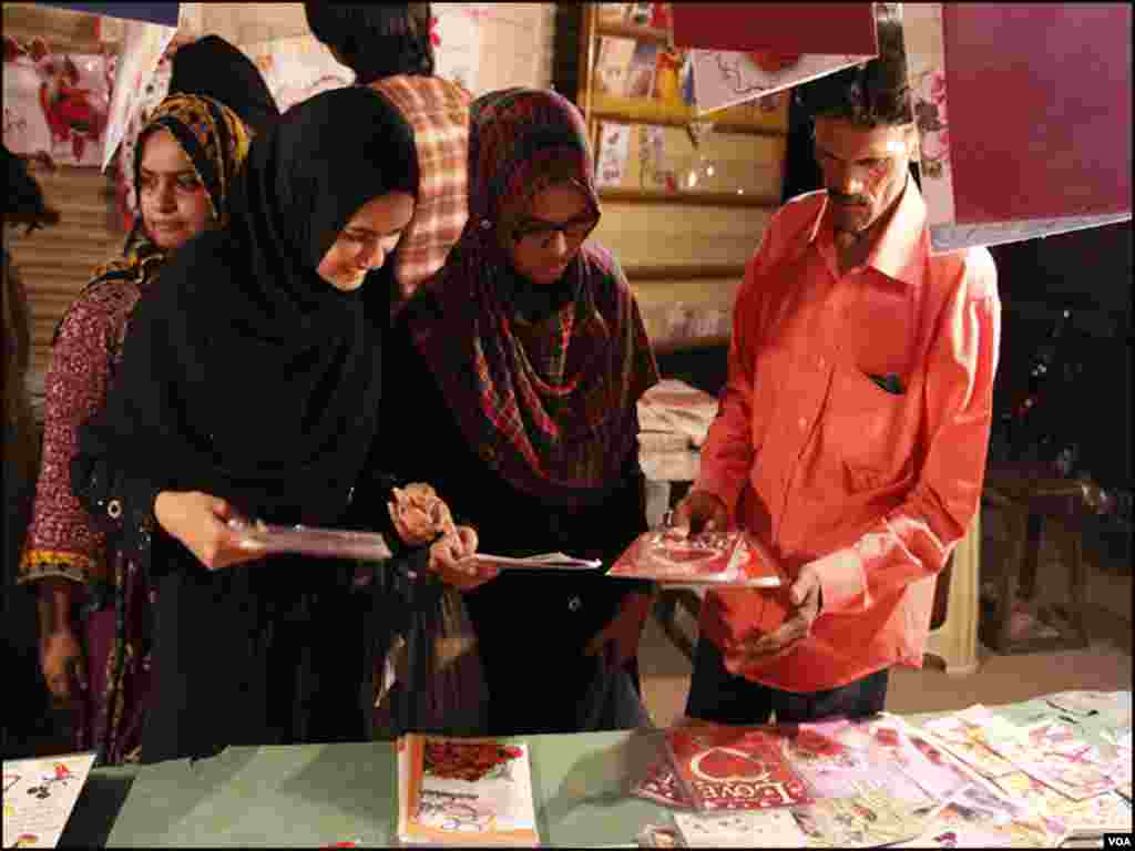 بڑے تو بڑے، بچے بھی اپنے ہم عمر دوستوں کو عید کی مبارکباد کیلئے عید کارڈ خریدتے ہیں