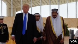 سلمان بن عبدالعزیز، پادشاه عربستان سعودی، از دونالد ترمپ، رئیس جمهور امریکا، استقبال شاهوار کرد