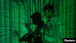 Al publicar documentos y archivos de la Agencia de Seguridad Nacional estadounidense, el grupo de piratas cibernéticos Shadow Brothers, afirma que la NSA penetró el sistema internacional de transferencias interbancario. 