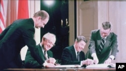 Михаил Горбачёв и Рональд Рейган подписывают бессрочный Договор о ликвидации ракет средней и малой дальности (РСМД). 8 декабря1987.