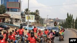 Mola, la mascotte de la Coupe d'Afrique des Nations (CAN) est aperçue lors de la tournée du trophée dans les rues de Yaoundé, le 5 janvier 2022.