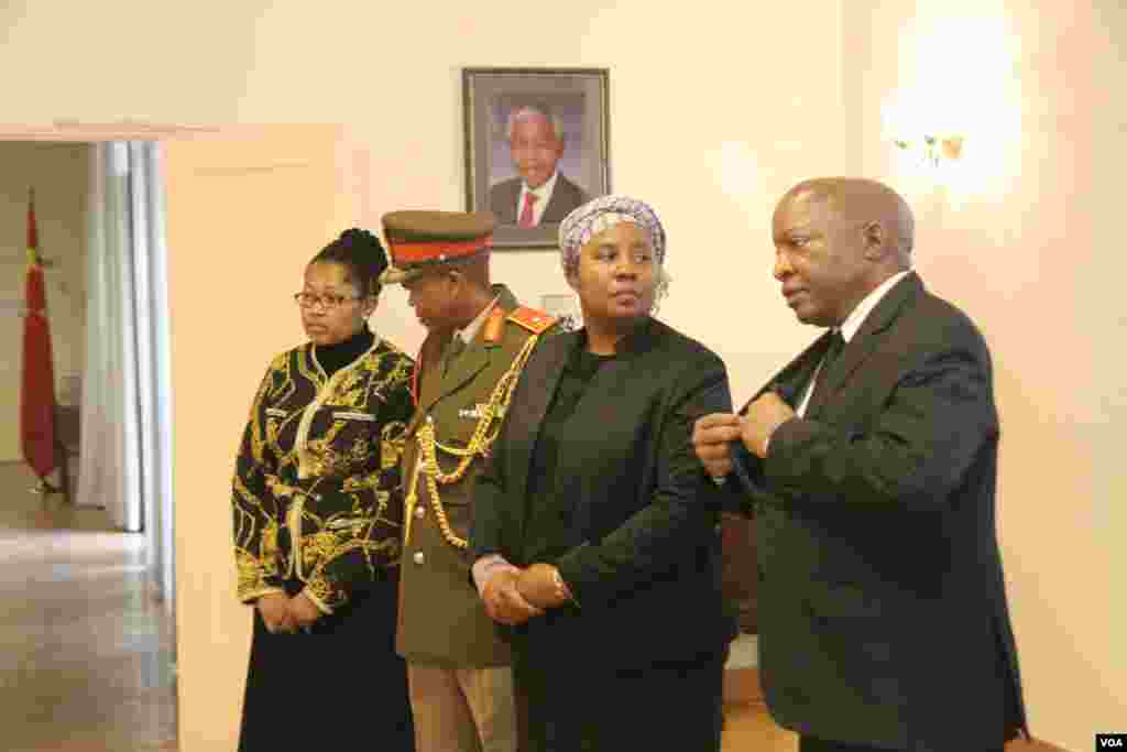 南非大使迎接來弔唁的客人（美國之音東方拍攝）