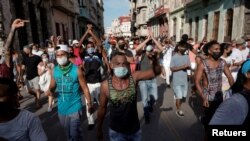 Imagen de archivo del 11 de julio con cientos de manifestantes en un calle de La Habana, en Cuba, protestando contra el Gobierno de Miguel Díaz-Canel.