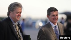 L'ancien conseiller à la sécurité Michael Flynn (à droite) et le conseiller Steve Bannon à West Palm Beach, Floride, le 12 février 2017. 