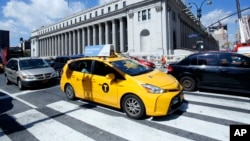 Desde hace décadas la abrumadora mayoría de los taxistas de la ciudad son extranjeros.