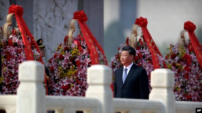 中国国家主席习近平在北京天安门广场人民英雄纪念碑献花篮。（2019年9月30日）