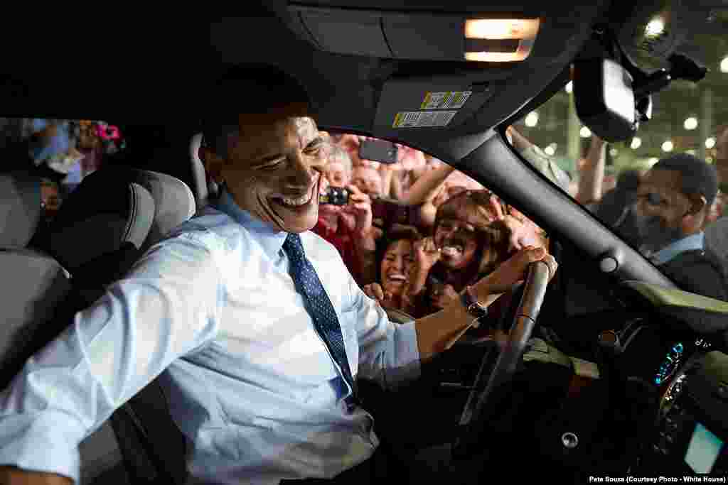 Barack Obama se rapproche des employés de Ford lors d'une visite à Kansas City dans le Missouri, le 20 septembre 2013.