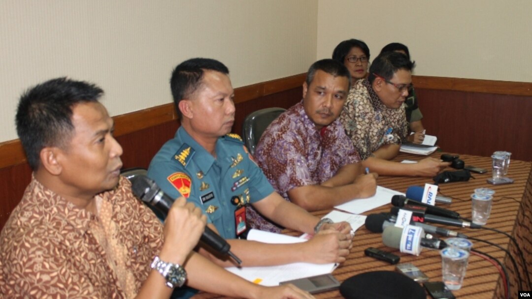 Kepala Dinas Sosial Kota Surabaya Supomo bersama jajaran Kepolisian dan TNI memberikan keterangan pers terkait langkah penutupan dan penertiban bekas lokalisasi pelacuran Dolly dan Jarak, Kamis, 26 Juni 2014 (Foto: VOA/Petrus Riski)