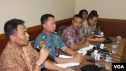 Kepala Dinas Sosial Kota Surabaya Supomo bersama jajaran Kepolisian dan TNI memberikan keterangan pers terkait langkah penutupan dan penertiban bekas lokalisasi pelacuran Dolly dan Jarak, Kamis, 26 Juni 2014 (Foto: VOA/Petrus Riski)