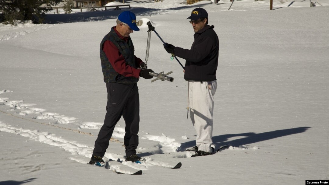 Frank Gehrke (kanan), kepala program survei salju mengukur tumpukan salju di Gunung Sierra Nevada, California. (Foto: California Dept. of Water Resources)