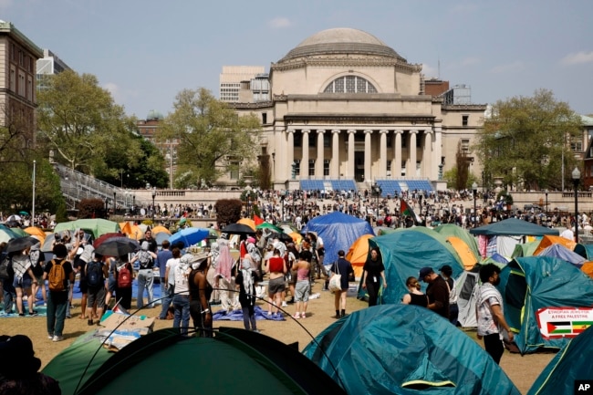 Para pengunjuk rasa mahasiswa berkumpul di dalam perkemahan mereka di kampus Columbia University, 29 April 2024, di New York. (Foto: AP)