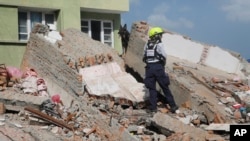 Scène de désolation dans Katmandou, 12 mai 2015.