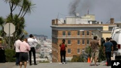 人们看到俄罗斯驻旧金山总领馆楼顶冒出黑烟