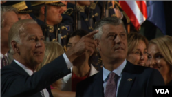 Wakil Presiden Amerika Joe Biden (kiri) bersama Presiden Hashim Thaci di Kosovo (16/8).