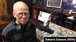 Mohamed Simankan technicien de radio à Conakry, Guinée, 22 avril 2017. (VOA/Zakaria Camara)