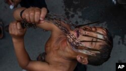 A Kashmiri Shi&#39;ite Muslim boy flagellates himself as he participates in an Ashura procession, the tenth day of Muharram, in Srinagar, Indian-controlled Kashmir.