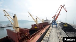 Sebuah kapal kargo bermuatan batu bara terlihat di pelabuhan Rajin, Korea Utara saat berlangsungnya upacara pembukaan dermaga baru di pelabuhan tersebur, 18 Juli 2014. (Foto: dok).