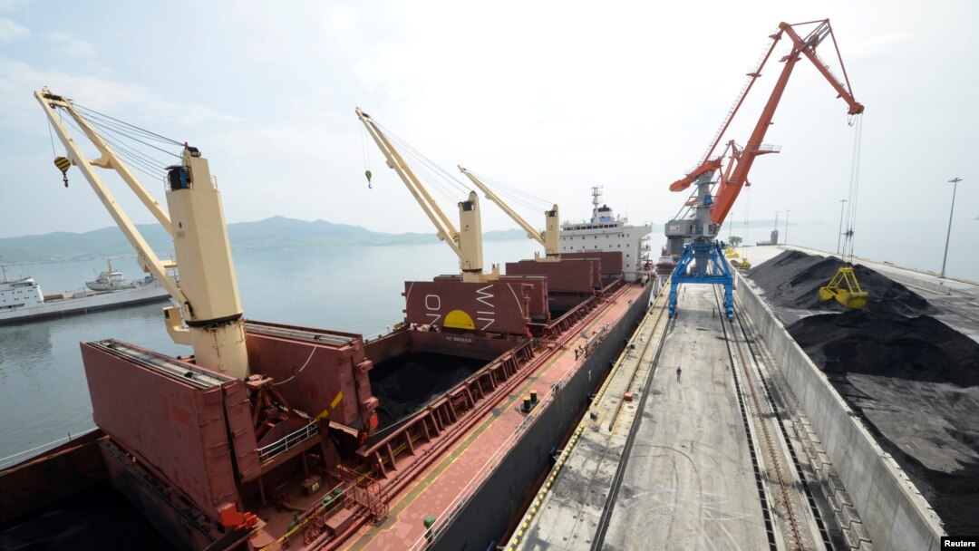 Kapal kargo yang diisi batu bara di dermaga Rajin, Korea Utara, yang dibangun bersama Rusia. 