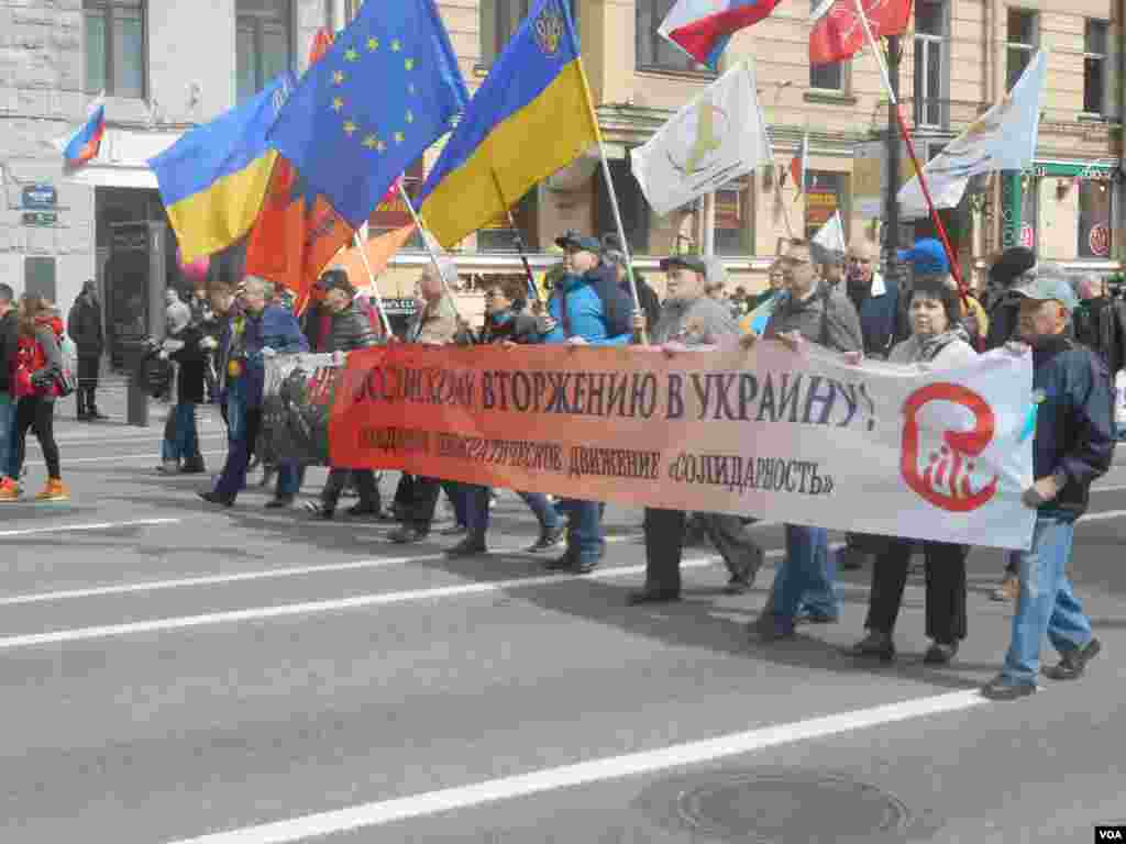 Петербургское отделение движения «Солидарность» вышло с транспарантом «Нет российскому вторжению в Украину!»