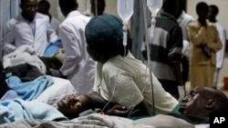 Người bị thương trong vụ tấn công bằng lựu đạn trong bệnh viện Kenyatta tại Nairobi, ngày 10/3/2012