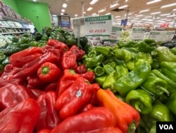 Los vegetales frescos, buena parte importados de México son apetecidos por consumidores en los mercados enfocados en la comunidad latina en EEUU, los precios van en aumento. [Foto: Tomás Guevara, VOA]