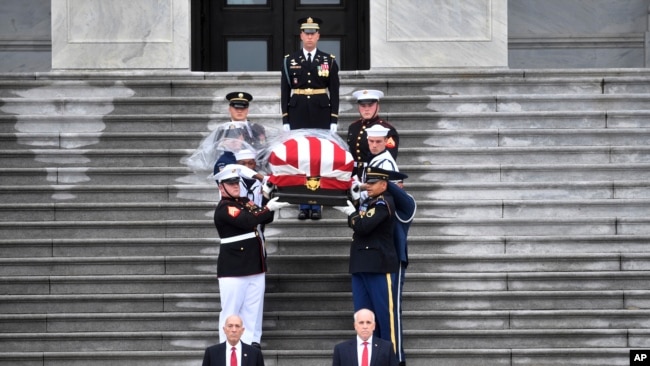 美国星期六在华盛顿大教堂为一周前去世的参议员麦凯恩举行隆重葬礼。
