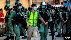Arhiva - Policija hapsi čovjeka i odvodi ga u obližnji autobus tokom protesta protiv uvođenja kineskog Zakona o bezbjednosti u Hong Kongu,19. avgusta 2020.
