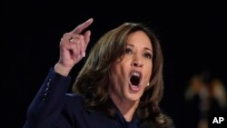 Démocrate mpe vice-pr♪0sident ya ekolo Amerika Kamala Harris azali kopesa lisikulu na mokolo mwa suka ya Convention ya démocratique na Chicago, Illinois, 23 sansza ya mwambe 2024.