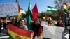 Manifestantes con banderas bolivianas protestan afuera de la Organización de Estados Americanos durante una reunión del consejo Permanente para considerar la situación tras las elecciones de Bolivia, en Washington el miércoles 23 de octubre de 2019.