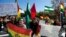 Manifestantes con banderas bolivianas protestan afuera de la Organización de Estados Americanos durante una reunión del consejo Permanente para considerar la situación tras las elecciones de Bolivia, en Washington el miércoles 23 de octubre de 2019.