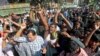 Biểu tình bạo động sau khi Bangladesh loan báo ngày bầu cử