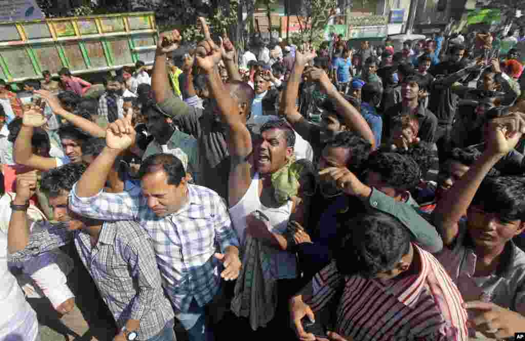 Bangladesh’s main opposition Bangladesh Nationalist Party supporters shout slogans during a strike in Dhaka, Nov. 26, 2013.