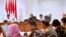 Presiden Joko Widodo perintahkan Wakil Presiden Jusuf Kalla pimpin operasi penanganan korban gempa dan tsunami di Palu dan Donggala, Sulawesi Tengah, dalam rapat terbatas di Kantor Presiden, Selasa sore (2/10). (Foto: Setres RI)