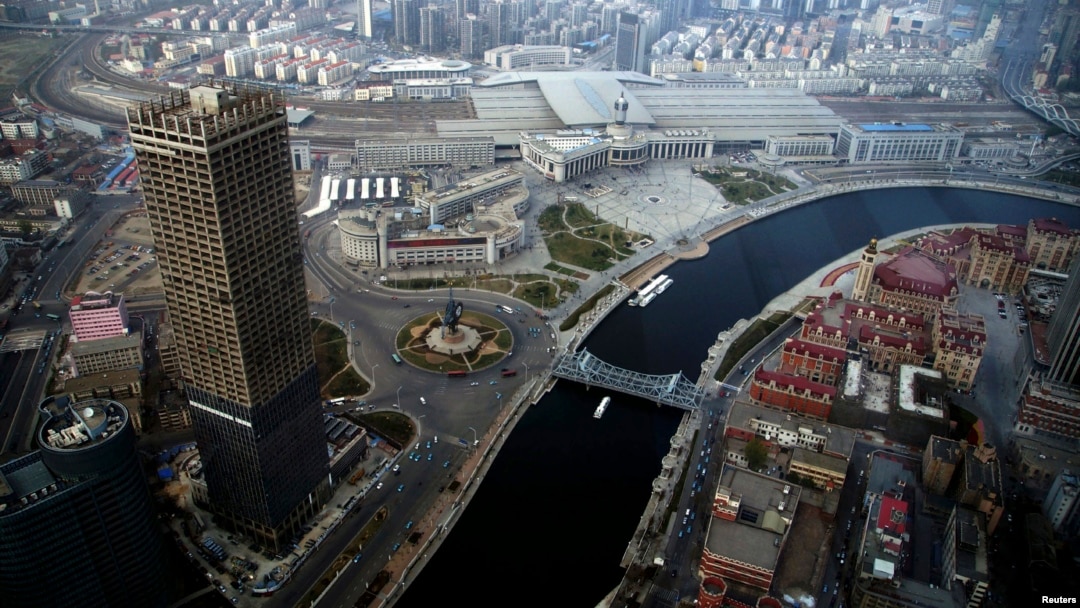 Foto udara pusat bisnis Tianjin World Financial Center di Tianjin, China (foto: dok). IMF meramalkan pertumbuhan ekonomi China melambat di bawah 7 persen tahun 2015 dan 2016. 