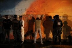 La ONU constató desde 2019 numerosas violaciones de derechos humanos en Venezuela, que pueden constituir delitos de lesa humanidad. En la fotografía, miembros de las FAES detienen a personas durante un patrullaje nocturno, en Barquisimeto, Venezuela, 20 de septiembre de 2019.