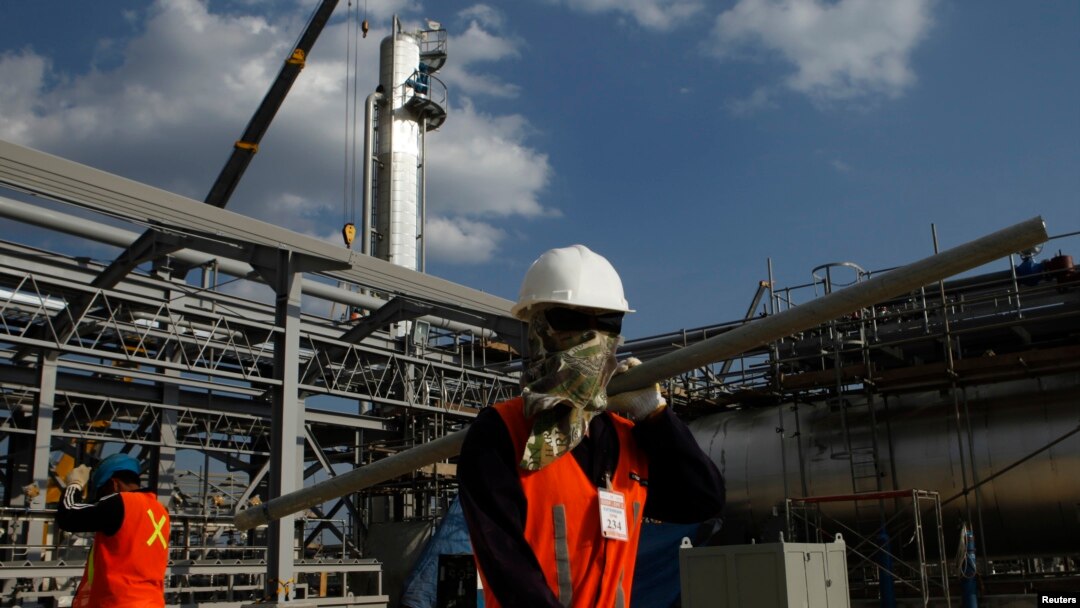 Para pekerja di sumur Banyu Urip di situs Exxon Mobil, Cepu, Jawa Tengah. (Reuters/Beawiharta)