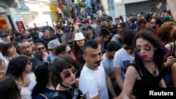 La police disperse les militants LGBT lors de la Gay pride à Istanbul, en Turquie, le 25 juin 2017. 