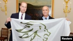 Britain's Prince William poses with Henry Worsley (R) at Kensington Palace, in London, Britain, Oct. 19, 2015. Worsley has died after suffering exhaustion and dehydration while attempting to become the first person to cross the Antarctic alone and unsupported.