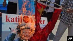 지난해 7월, 터키주재 중국 대사관 앞 에서 위구르족이 중국 국기를 불태우며 위구르족 탄압에 항의하는 시위를 벌였다. (자료사진)