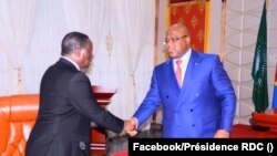 Ministre wa Yambo Ilunga Ilunkmba (G) apesi mbote na mokonzi ya mboka Félix Tshisekedi na Kinshasa, 6 mars 2020. (Facebook/Présidence RDC)