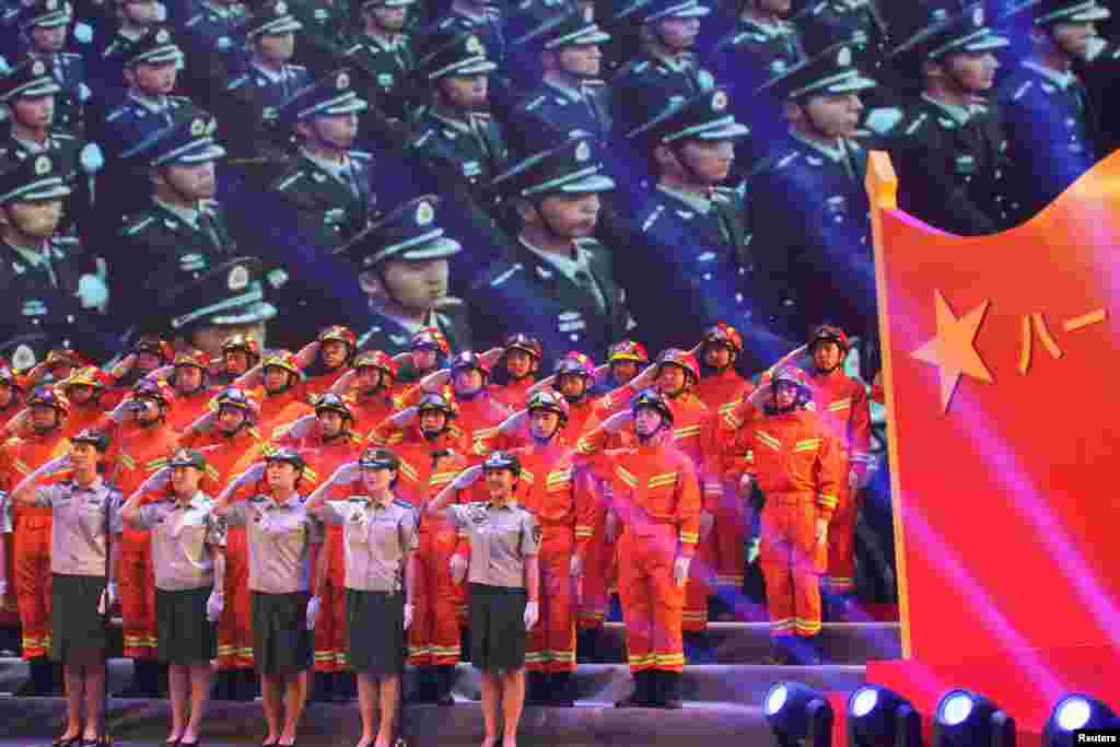在中国山东省烟台市，消防员比赛唱歌，庆祝中国人民解放军成立91周年（2018年7月31日）。