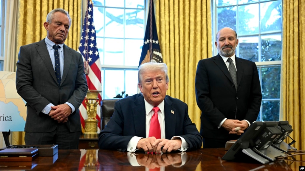 Президент Дональд Трамп выступает перед журналистами перед подписанием указа по ценам в сфере здравоохранения. Слева от
президента министр здравоохранения и социальных служб Роберт Ф. Кеннеди-младший, справа - министр торговли Говард Латник. Белый дом. 25 февраля 2025 года.