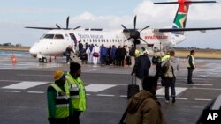 Des passagers embarqués dans un avion attendent le décollage à l'aéroport George, en Afrique du Sud, 16 juin 2010. 