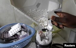 Trabajador médico que fabrica tabletas antirretrovirales (ARV) para pacientes con VIH / SIDA en Nairobi, Kenia (foto: documento).